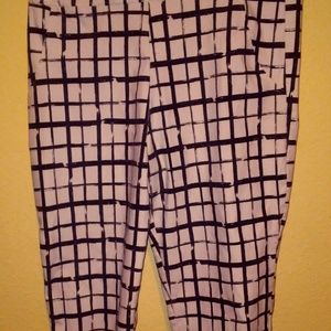 womans graphic capri pants size 1x